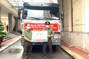 Công an Thừa Thiên Huế trao tặng hàng chục tấn hàng hoá hỗ trợ TP Hồ Chí Minh chống dịch