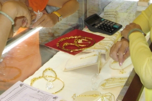 Giá vàng ngày 30/7: Vàng trong nước và thế giới tăng vọt