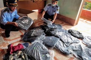 Hà Giang: Tạm giữ lô hàng hóa có dấu hiệu giả mạo nhãn hiệu Nike và Adidas