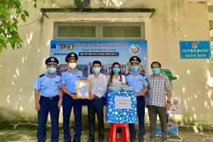 Đắk Lắk: Cục QLTT trao tặng vật tư y tế cho Bệnh viện Lao phổi Đắk Lắk phục vụ phòng, chống dịch bệnh Covid-19
