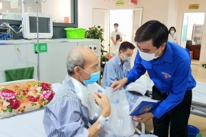Tỉnh đoàn Thanh Hóa trao tặng quà cho bệnh nhân nghèo