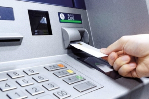 Thêm nhiều ngân hàng đồng loạt miễn giảm phí chuyển tiền online, rút tiền ATM