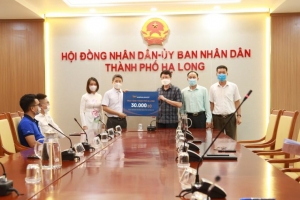 Văn Phú – Invest trao tặng 30.000 bộ xét nghiệm nhanh Covid-19 cho thành phố Hạ Long