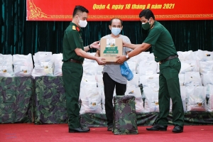 Viettel phối hợp cùng Bộ Tư lệnh Quân khu 7 trao quà cho 6.000 hộ dân 6 tỉnh miền Nam