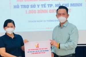 Trao 1.000 bình oxy cho Sở Y tế TP. Hồ Chí Minh