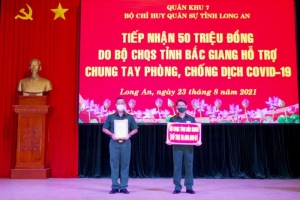 Bộ Chỉ huy Quân sự tỉnh Long An tiếp nhận kinh phí hỗ trợ phòng, chống dịch Covid-19