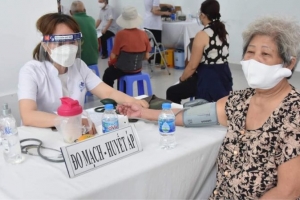 Người cao tuổi và người có bệnh nền cần lưu ý gì khi tiêm vaccine COVID-19?