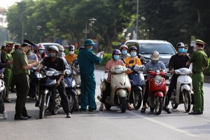 Hà Nội tiếp tục sử dụng giấy đi đường mẫu cũ