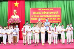 Hà Giang: Trao quà hỗ trợ học sinh có hoàn cảnh khó khăn nhân dịp khai giảng năm học mới