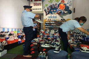 Hà Giang: Phát hiện hàng trăm đôi giày giả mạo nhãn hiệu NIKE, ADIDAS, LOUIS VUI TTON.