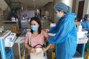 Các địa phương được tự quyết định việc rút ngắn khoảng cách hai mũi tiêm vaccine AstraZeneca