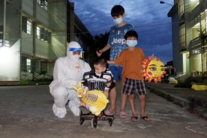 Tỉnh đoàn Long An tổ chức trao tặng quà trung thu cho thiếu nhi tại các bệnh viện dã chiến