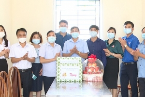 Phú Thọ: Thăm, tặng quà động viên đội ngũ y, bác sĩ tham gia hỗ trợ Hà Nội phòng, chống dịch