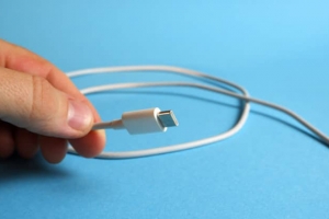 Apple bị buộc thiết kế lại cổng sạc theo quy định của EU