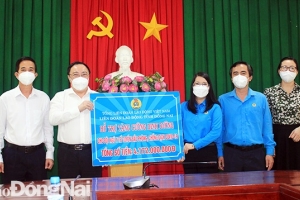 Liên đoàn Lao động tỉnh Đồng Nai tặng hơn 4,1 tỷ đồng cho tuyến đầu chống dịch