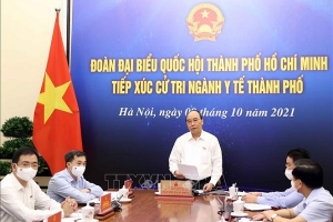 Chủ tịch nước Nguyễn Xuân Phúc tiếp xúc cử tri ngành y tế thành phố Hồ Chí Minh