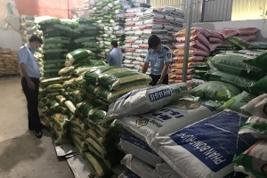 Vĩnh Long: Phát hiện 335 bao phân bón hết hạn sử dụng và vi phạm về nhãn