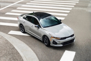 KIA K5 bất ngờ lột xác, sẽ là đối thủ của Toyota Camry trong tương lai