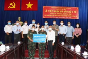 TP. Hồ Chí Minh: Trao tặng 1.900 bộ đồ bảo hộ y tế cho các Trạm y tế lưu động tại quận Gò Vấp