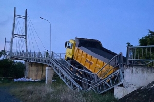 Long An: Xe chở quá tải làm sập cầu dây văng 24 tỷ đồng