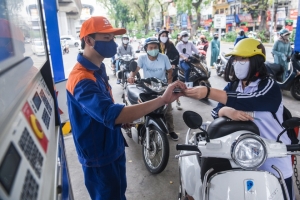 Giá xăng tăng thêm 550 - 660 đồng/lít