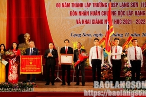 Trường Cao đẳng Sư phạm Lạng Sơn đón nhận Huân chương Độc lập hạng Ba