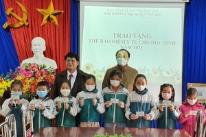 Gần 5.000 học sinh, sinh viên Phú Thọ được tặng thẻ Bảo hiểm Y tế