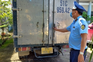 Cục Quản lý thị trường Long An tạm giữ đối tượng vận chuyển 8.700 bao thuốc lá lậu