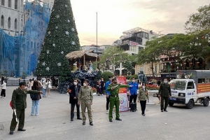 Hà Nội cấm đường và hạn chế người dân ra vào khu vực Nhà thờ Lớn đêm Noel