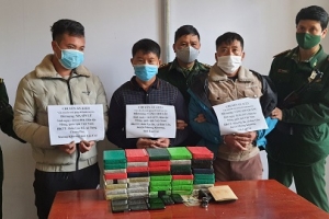 Lào Cai bắt giữ 3 đối tượng vận chuyển 40 bánh heroin