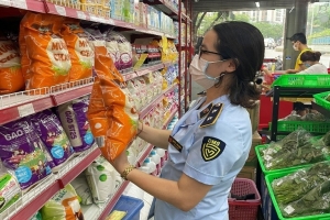 Đội QLTT Số 12, Cục Quản lý thị trường Hà Nội xử lý hơn 200 vụ buôn lậu, hàng giả, hàng nhái, hàng kém chất lượng