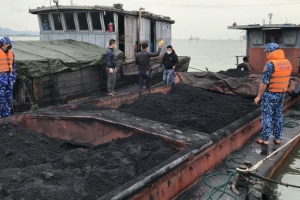 Cảnh sát biển bắt giữ tàu chở khoáng sản không rõ nguồn gốc