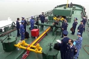 Bắt giữ tàu vận chuyển 170.000 lít xăng dầu trái phép trên biển