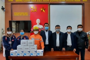 PC Quảng Ninh tặng gần 6 ngàn khẩu trang cho 17 trường học trên địa bàn tỉnh
