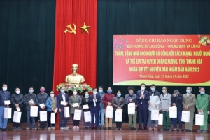 Bộ trưởng Bộ Lao động, Thương binh và Xã hội tặng quà tết cho công nhân, gia đình chính sách tại Thanh Hóa