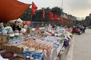 Vỉa hè Hà Nội và câu chuyện nguồn gốc sản phẩm, thương hiệu hàng hóa những ngày giáp Tết