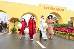 Hơn bảy vạn lượt du khách Check in Đường hoa Home Hanoi Xuan 2022 và phố đi bộ Pont Long Biên