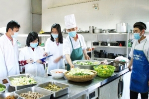 Tăng cường kiểm tra bảo đảm an toàn thực phẩm tại các điểm lễ hội Xuân 2022