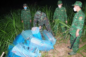 Lực lượng Biên phòng Đồng Tháp thu giữ 7.000 bao thuốc lá lậu