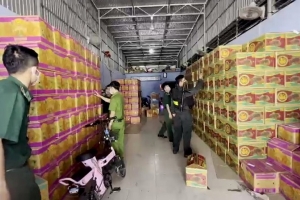 Phát hiện, tạm giữ hơn 1,2 tấn trái cây nghi nhập lậu tại một vựa trái cây khu vực biên giới tỉnh An Giang