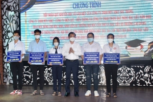 Bạc Liêu trao tặng 121 suất học bổng cho học sinh, sinh viên hoàn cảnh khó khăn
