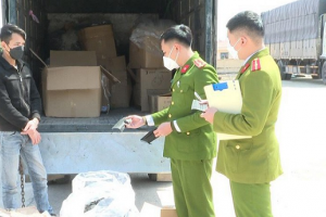 Công an Tam Điệp thu giữ 25.000 khẩu trang, 10.000 đôi găng tay y tế