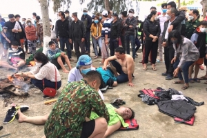 Nóng: Chìm ca nô chở 39 người ở Cửa Đại cứu được 20 người, 10 người tử vong