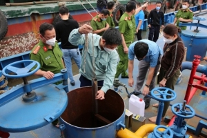 Công an Nghệ An bắt giữ 01 triệu lít xăng E5 không rõ nguồn gốc trên tàu Xuân Sơn 05
