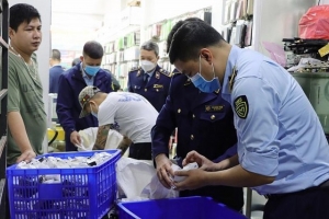 Phát hiện cơ sở sản xuất sạc điện thoại “rởm” thành hàng chính hãng