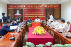 Cục QLTT Quảng Bình và Cục Thuế tỉnh ký quy chế phối hợp chống buôn lậu, gian lận thương mại