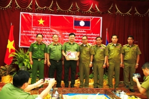 Chính phủ nước Cộng hoà Dân chủ Nhân dân Lào trao tặng Huy chương Lao động cho Công an tỉnh Thừa Thiên Huế