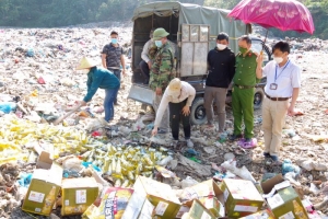 Tiêu hủy hơn 1.400 chai bia không rõ nguồn gốc xuất xứ