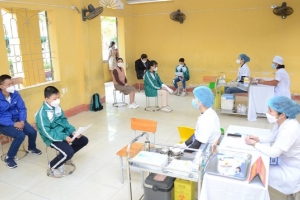 Chủ tịch UBND tỉnh Hải Dương kiểm tra công tác tiêm vaccine cho học sinh