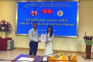 Lễ kết nạp đảng viên mới Chi bộ Trung tâm Truyền thông của Trường Đại học Kinh doanh và Công nghệ Hà Nội